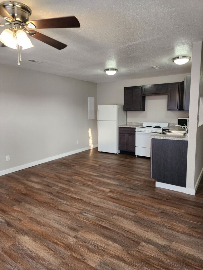 Building Photo - 2 Bedroom 1 Bath, Duplex