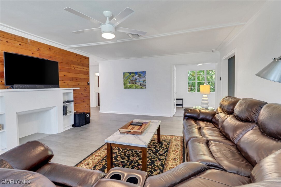Foto principal - 3393 E Riverside Dr