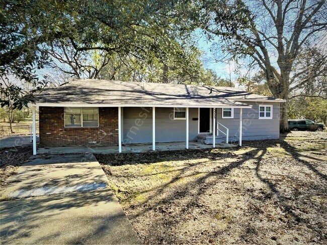 Building Photo - 3008 Woodview Dr