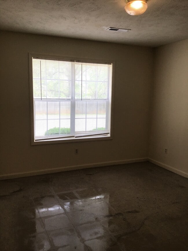 Building Photo - 806 N McLemore Ave