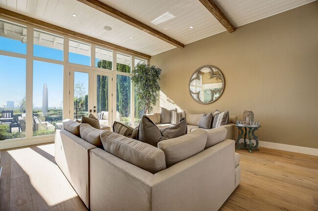 Foto del edificio - Stunning Fully-Furnished Harbor Ridge View...