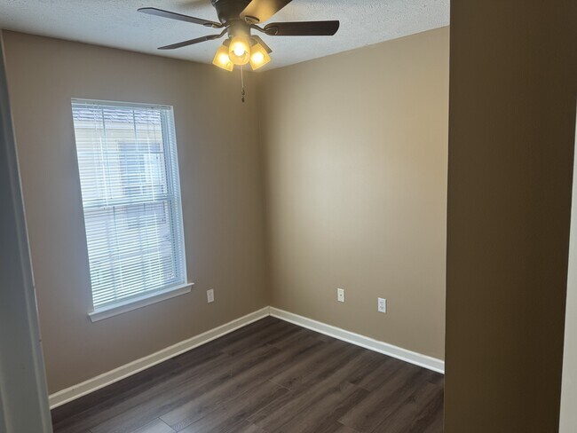 Foto del edificio - 3915 Ledbetter Dr