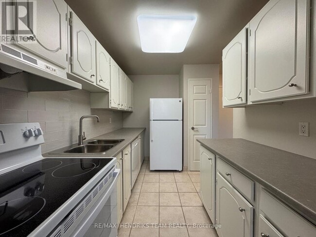 Photo du bâtiment - 610 Lake St