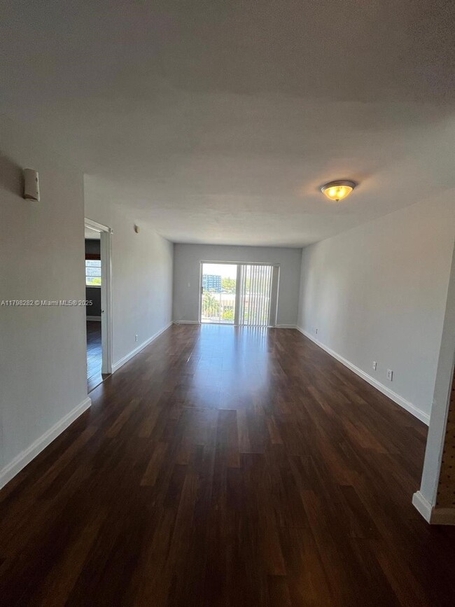 Foto del edificio - 2200 E Hallandale Beach Blvd