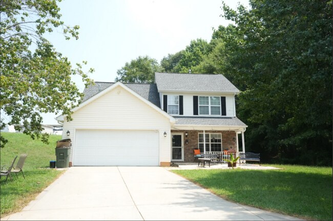 Building Photo - Spacious 3-bedroom, 2-bath home with a pri...