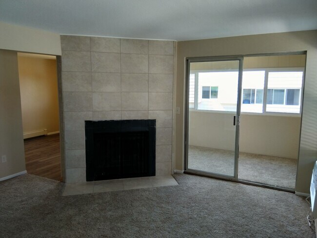 Sala de estar con entrada al solárium a la derecha - 8840 W Jewell Ave