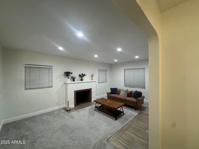 Building Photo - 926 W Moreland St