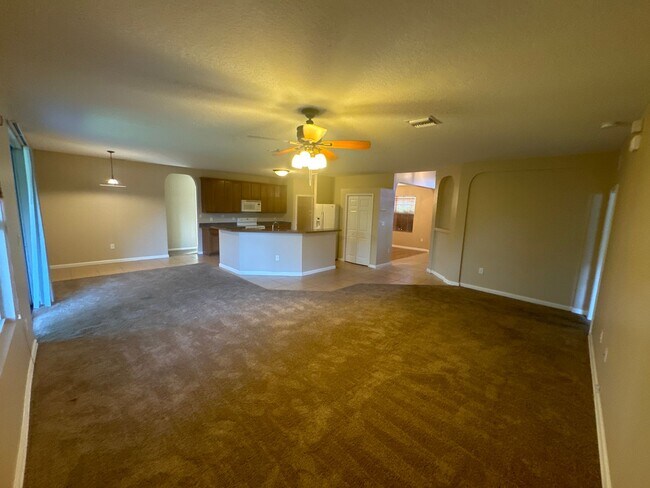 Foto del edificio - Beautiful 4 bedroom, 2 bathroom home