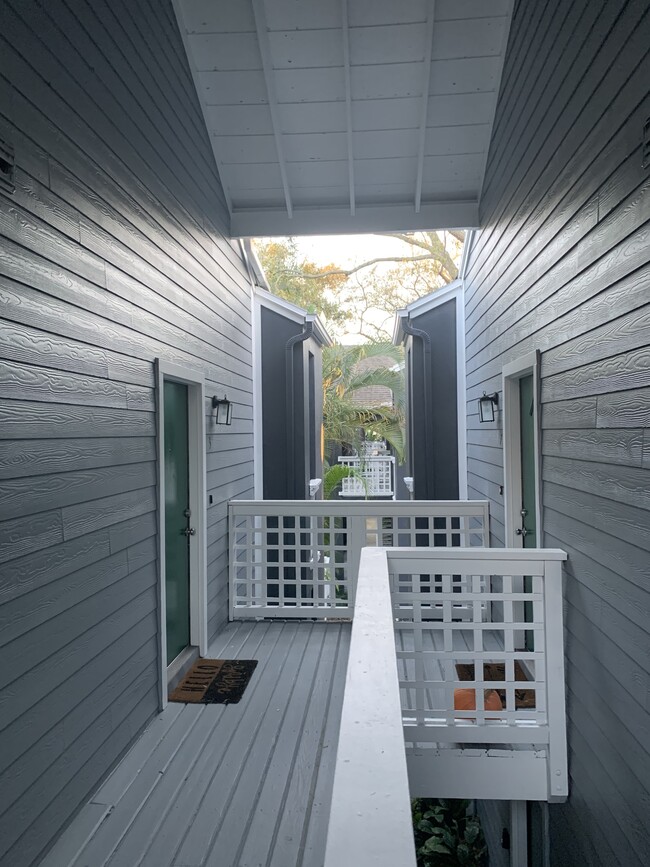 Building Photo - 606 S Albany Ave
