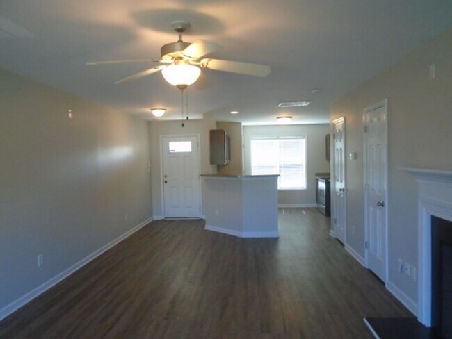 Foto del edificio - Raeford Townhouse Available NOW!  2 BED 2.5 BATHS!! Community Pool and Ameneties!