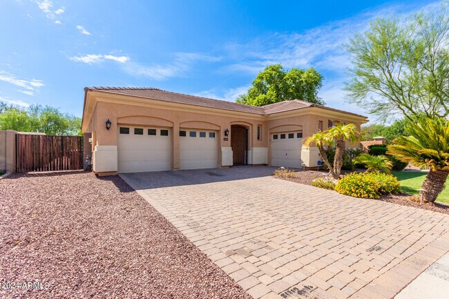 Foto del edificio - 2668 S Stuart Ave