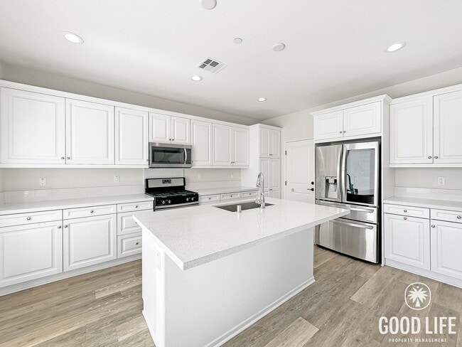 Building Photo - Stunning 2000+ sqft  4B/3BA Home in a Great Community!