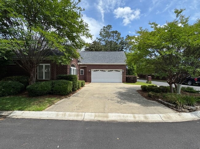 Building Photo - 895 W Glouchester Dr