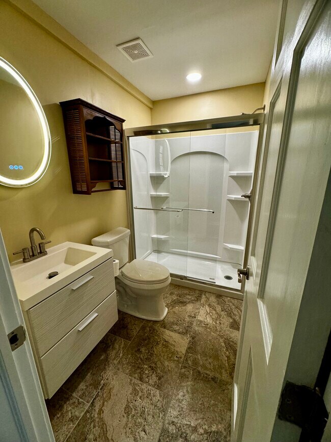 Baño inmediatamente a la izquierda - 21560 Quaker Rd