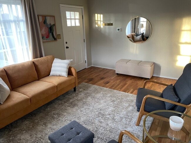 Building Photo - 829 Custer Ave