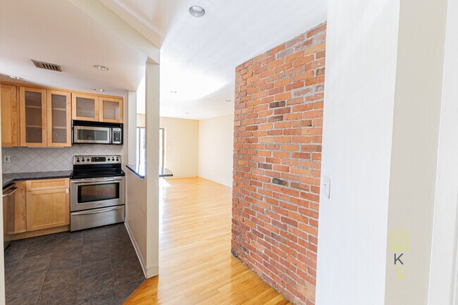 Building Photo - 90 Gainsborough St