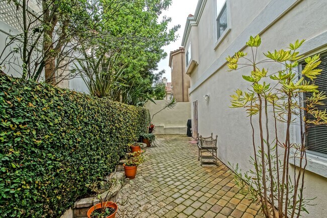 Foto del edificio - BEAUTIFUL, BRIGHT & AIRY 3BR2.5BA DETACHED TOWNHOME W/ LARGE 2-CAR GARAGE, WORKSHOP/BONUS ROOM, C...