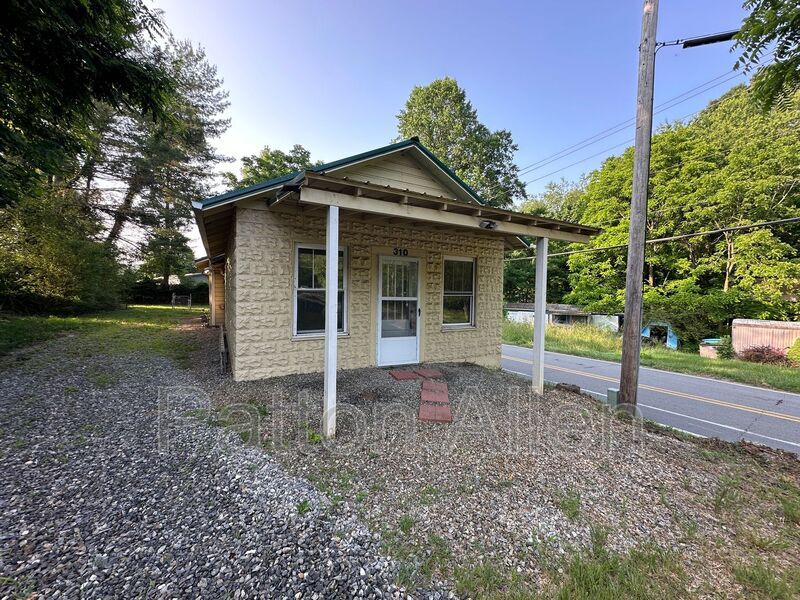 Foto principal - 310 Old County Home Rd