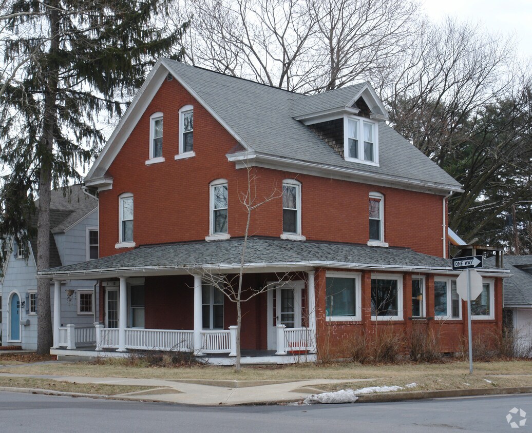 Primary Photo - 742 W College Ave
