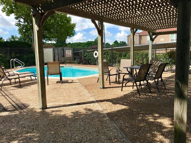 Building Photo - 1860 White Oak Dr
