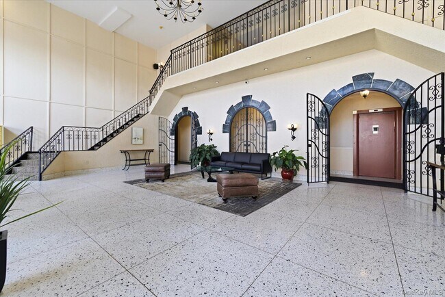 Foto del edificio - 370 W Broadway