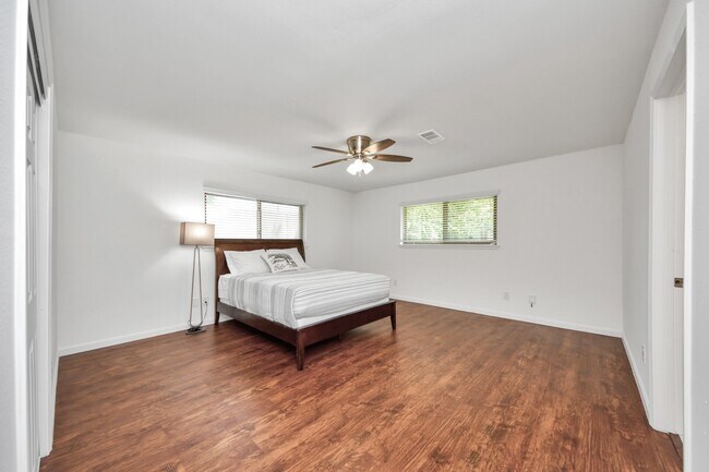 Foto del edificio - 5823 McKnight St
