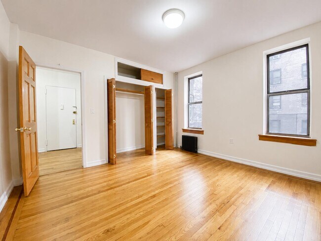 Building Photo - 707 W 171st St