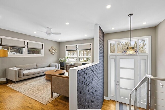 Foto del edificio - 9591 Hillside Dr