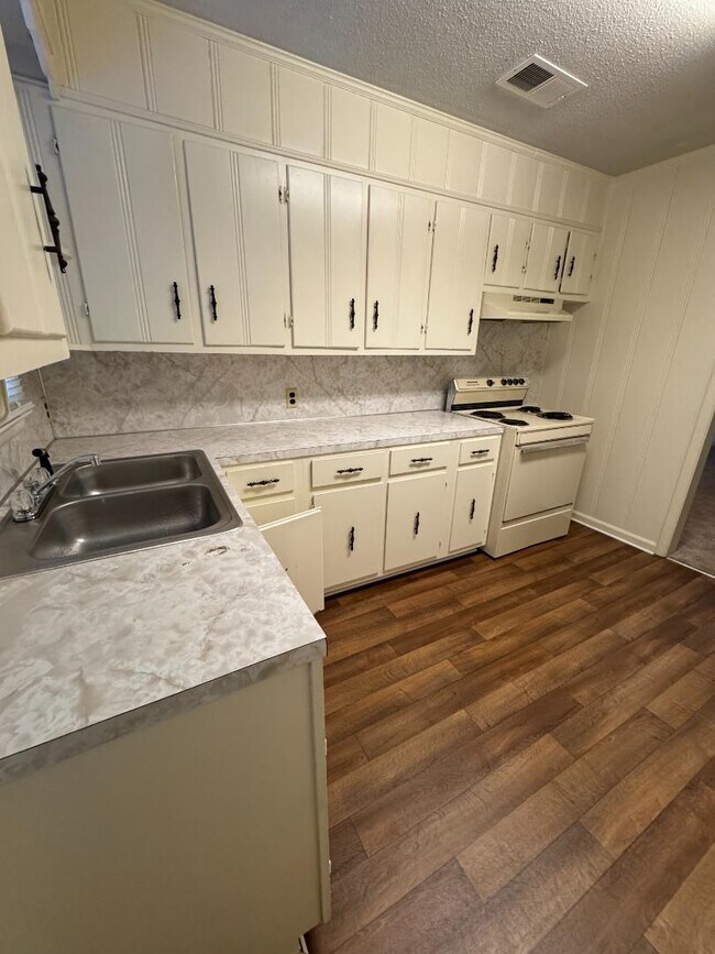 Foto del edificio - 1607 E Blairmont Dr