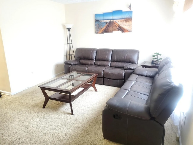 Building Photo - 121 Foxbay Ln