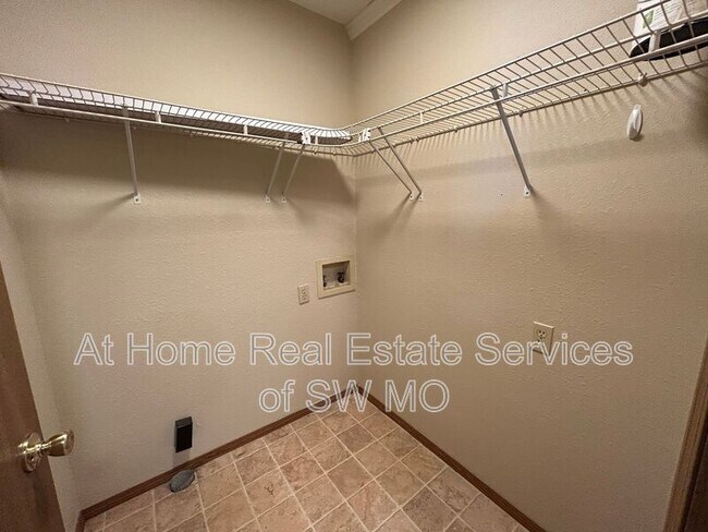 Foto del edificio - 710 E Bain St