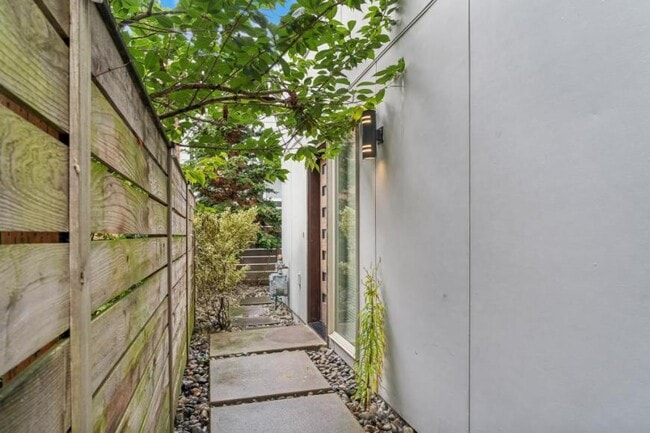 Building Photo - 2 bedroom in Seattle WA 98115
