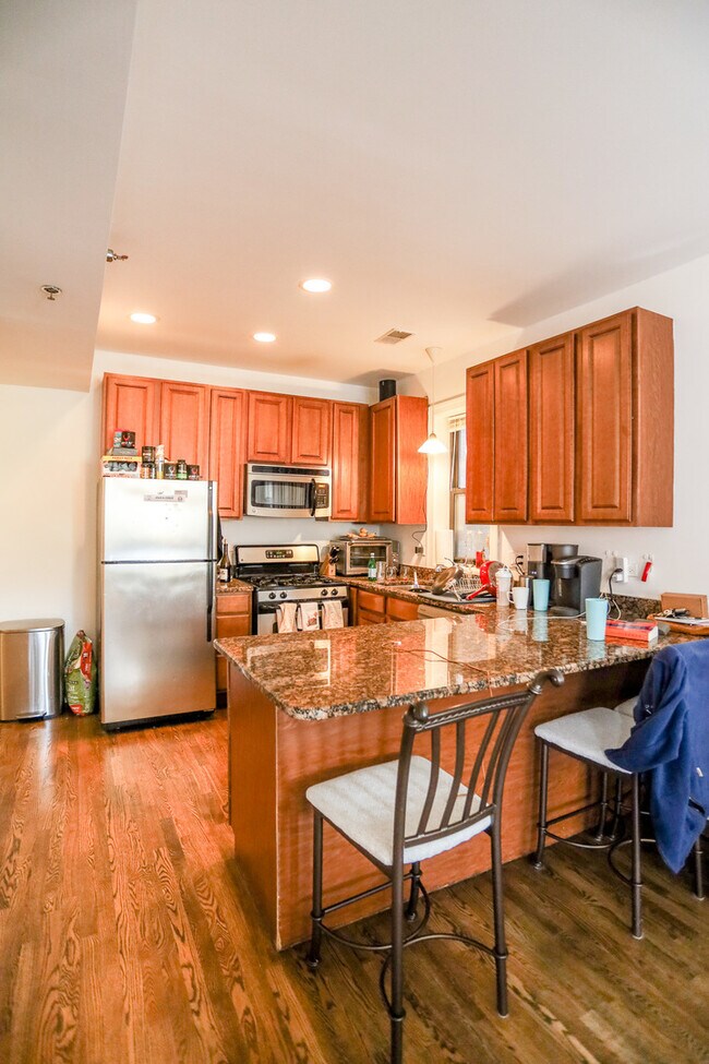 1048 W Waveland Ave Unit 2, Chicago, IL 60613 Condo for Rent in