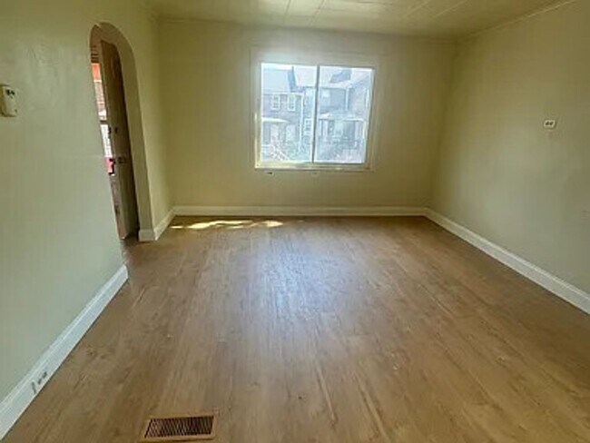 Foto del edificio - Freshly Painted 3BR 1BA home in East Pittsburgh