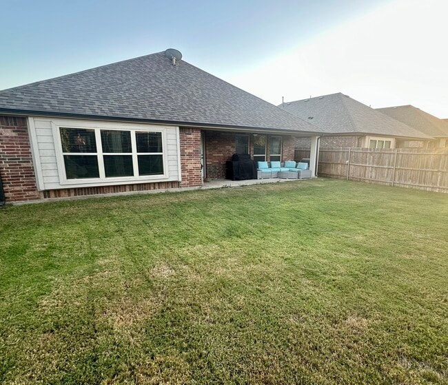Building Photo - 800 Chatsworth Dr
