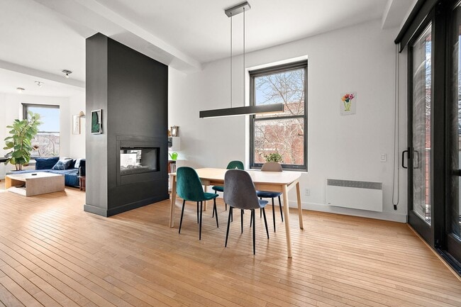 Building Photo - 2403 Avenue du Mont-Royal E