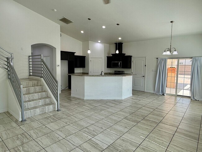 Foto del edificio - Two story San Luis Rental on a large corner lot.