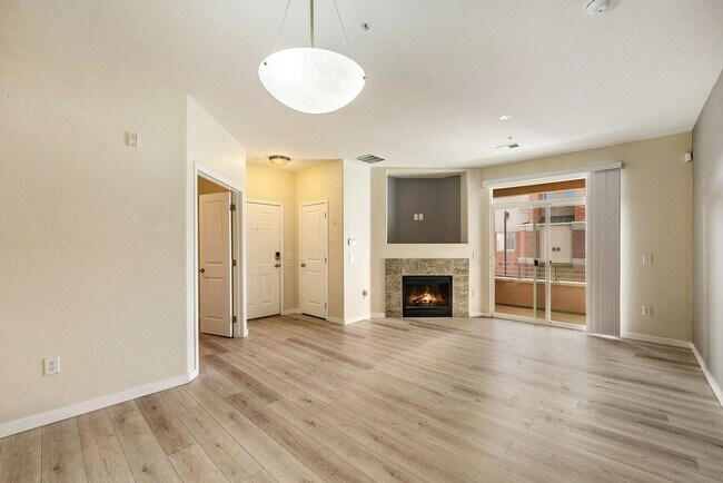 Building Photo - 1Bed/1.5Bath Park Hill Condo with an Extra Nonconforming Bedroom/Office