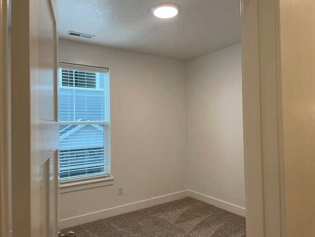 Building Photo - 435 N Vineyard Rd