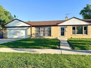 Building Photo - 1409 E Lincoln Ave