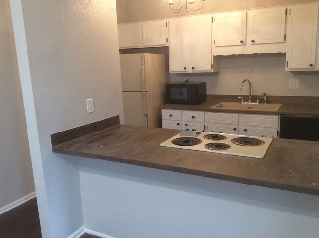 Building Photo - 2 BEDROOM, 1 BATHROOM TOWNHOUSE IN THE AVE...