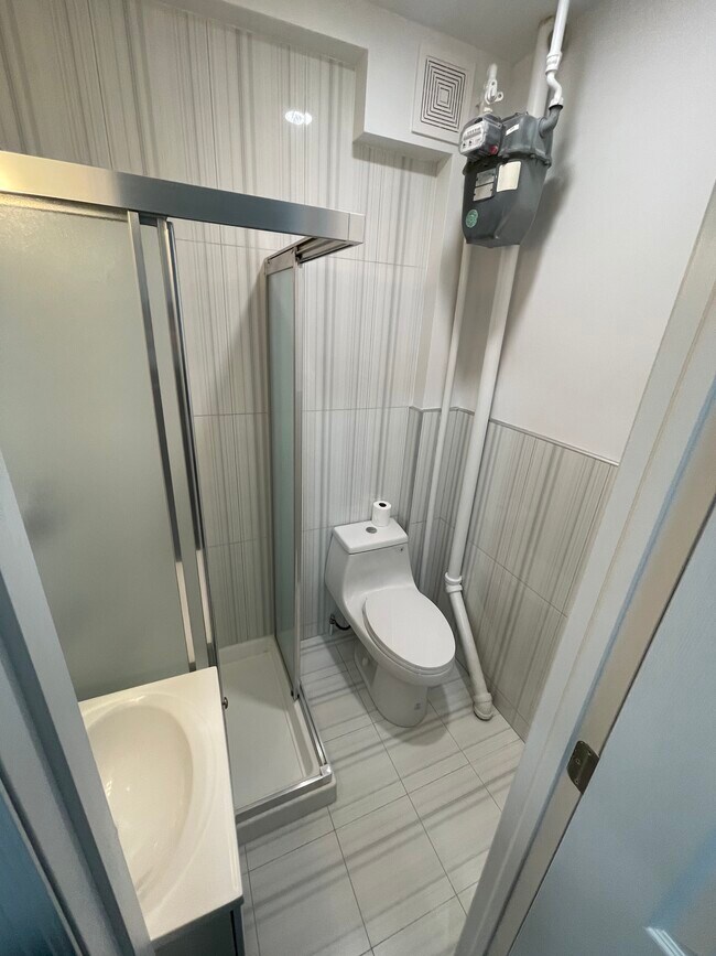 Building Photo - 16 Conselyea St