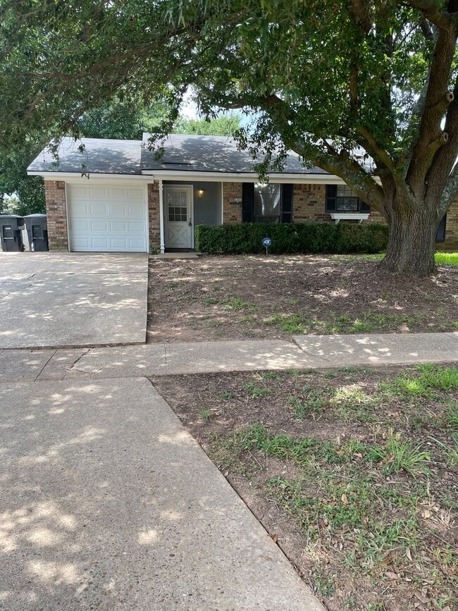 Building Photo - Golden Meadows - 3BD/2BA