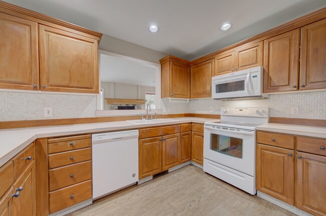 Building Photo - 3175 Fieldstone Dr W