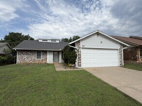 Building Photo - 137 Oak Tree Dr