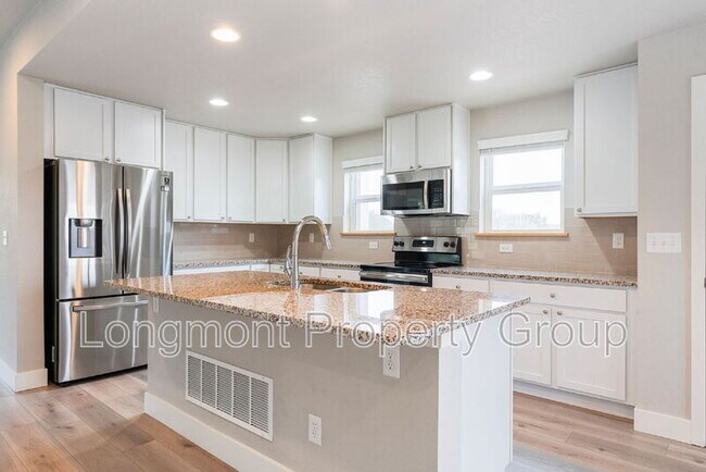 Building Photo - 1303 S Oak Ct.