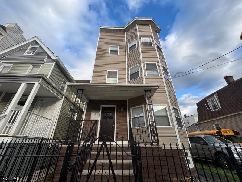 Foto principal - 42 Maple Ave