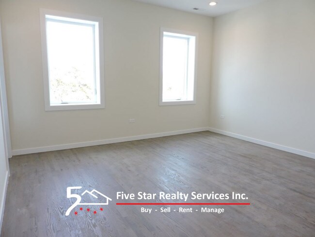 Foto del edificio - 3326 W Irving Park Rd