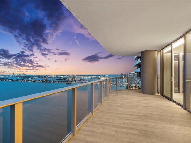 Foto del edificio - 700 NE 24th St