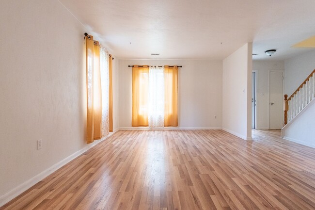 Foto del edificio - MOVE IN READY 3 Bedroom